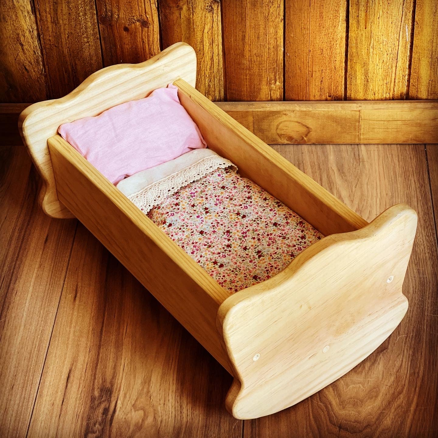 Cuna Mecedora de muñecas Acuna – La Caja Bosque