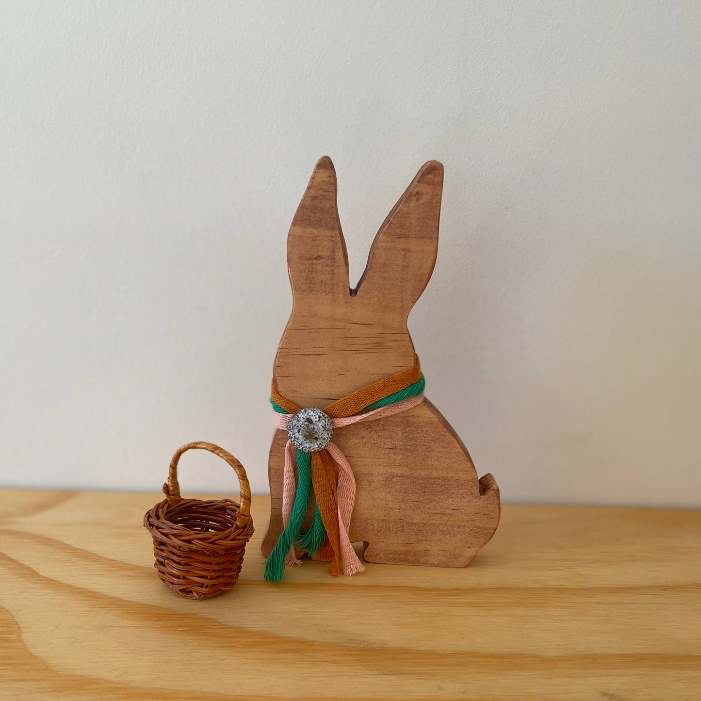 Liebre de madera con mini canastita